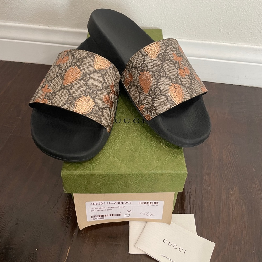 Gucci GG Supreme Berry Slides